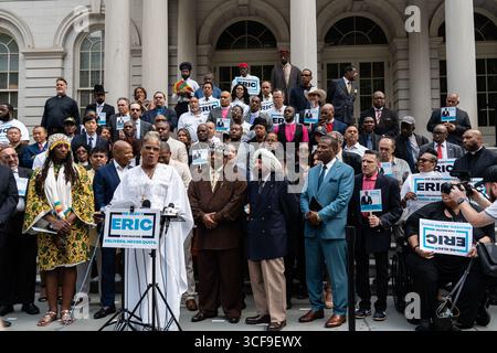 Manhattan, New York City - 5 agosto 2025: Incontro a sostegno del sindaco Eric Adams per la sua campagna di rielezione. Riunione sui gradini dell'ufficio dei sindaci Foto Stock