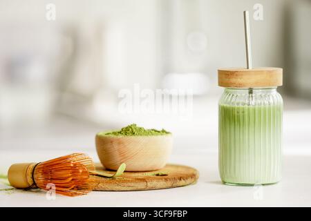 Matcha latte Tea e accessori per il caffè sul tavolo Foto Stock