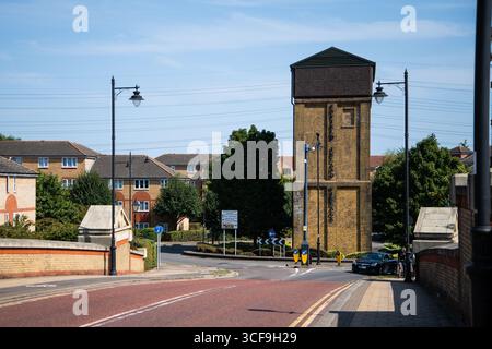 Enfield, Regno Unito 19 agosto 2025 ingresso all'Enfield Island Village con la Water Tower, fotografato dal ponte Ordnance Road, che mostra il villaggio Foto Stock