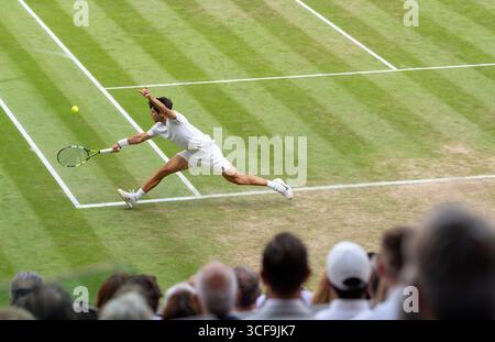 Carlos Alcaraz (ESP) nella finale del Gentlemen's Singles sul Centre Court ai Campionati 2025 di Wimbledon Foto Stock
