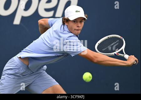 New York, Stati Uniti. 21 agosto 2025. Alexander Blockx belga nella foto durante una partita di tennis tra Blockx belga e Coppejans belgi, nel secondo turno delle qualifiche per le insegne maschili del torneo di tennis US Open Grand Slam 2025 a New York City, USA, giovedì 21 agosto 2025. BELGA FOTO TONY BEHAR credito: Belga News Agency/Alamy Live News Foto Stock