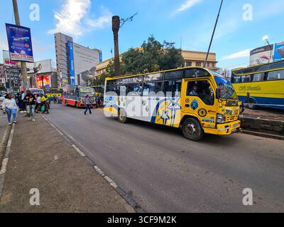 Autobus pubblico matatu colorato a Nairobi, Kenya Foto Stock