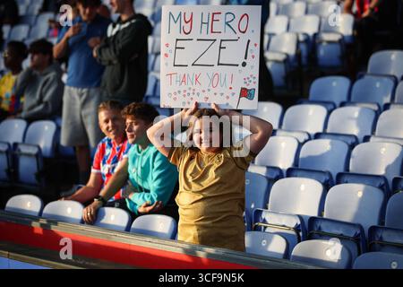 LONDRA, Regno Unito - 21 agosto 2025: Un giovane tifoso tiene un messaggio per Eberechi Eze di Crystal Palace in vista della partita di andata e ritorno della UEFA Conference League tra Crystal Palace FC e Fredrikstad FK al Selhurst Park (credito: Craig Mercer/ Alamy Live News) Foto Stock