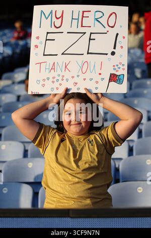 LONDRA, Regno Unito - 21 agosto 2025: Un giovane tifoso tiene un messaggio per Eberechi Eze di Crystal Palace in vista della partita di andata e ritorno della UEFA Conference League tra Crystal Palace FC e Fredrikstad FK al Selhurst Park (credito: Craig Mercer/ Alamy Live News) Foto Stock