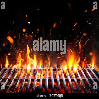 Barbecue Grill - Embers con fiamme e scintille astratte - griglia e fuoco su carbone in sfondo nero Foto Stock