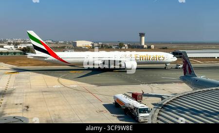 Un taxi Emirates Boeing 777-300ER sull'asfalto dell'aeroporto internazionale di Larnaca a Cipro. Foto Stock