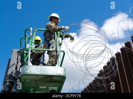 Brownsville, Stati Uniti. 12 agosto 2025. Le guardie nazionali del Texas, sotto la Joint Task Force-Southern Border, installano filo a fisarmonica lungo il muro di confine meridionale con il Messico, 12 agosto 2025 vicino a Brownsville, Texas. I soldati sono stati inviati al confine dal presidente Trump a sostegno dell'operazione Lone Star. Credito: SSgt. Derek Gutierrez/US Air Force Photo/Alamy Live News Foto Stock