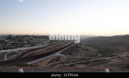 San Diego, Stati Uniti. 18 agosto 2025. Il muro di confine tra Stati Uniti e Messico che guarda verso Tijuana, 18 agosto 2025 vicino a San Diego, California. Crediti: Jaime Rodriguez/CBP Photo/Alamy Live News Foto Stock