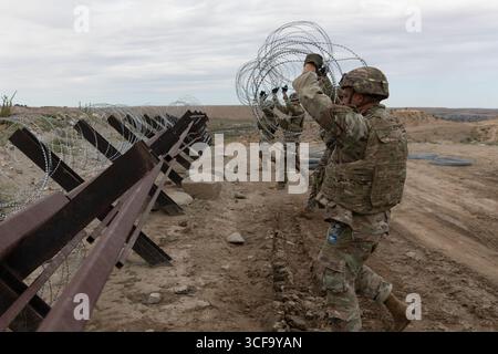 Sunland Park, Stati Uniti. 16 agosto 2025. I soldati dell'esercito degli Stati Uniti con la 642nd Engineer Support Company, assegnati alla Joint Task Force-Southern Border, installano filo a fisarmonica lungo il muro di confine meridionale con il Messico, 16 agosto 2025 vicino a Sunland Park, nuovo Messico. Credito: SPC. Michael Graf/US Army Photo/Alamy Live News Foto Stock