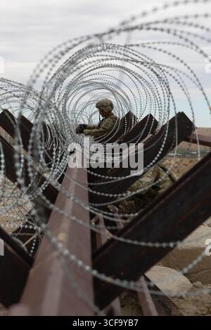 Sunland Park, Stati Uniti. 16 agosto 2025. Il 1° tenente Brennan Liu dell'esercito degli Stati Uniti con la 642nd Engineer Support Company, assegnata alla Joint Task Force-Southern Border, installa filo a fisarmonica lungo il muro di confine meridionale con il Messico, 16 agosto 2025 vicino a Sunland Park, nuovo Messico. Credito: SPC. Michael Graf/US Army Photo/Alamy Live News Foto Stock