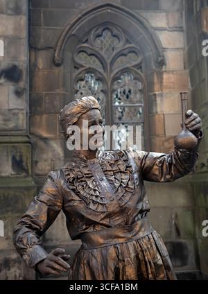 Edinburgh Festival Fringe Marie Curie Human Statue, Royal Mile, Scozia, Regno Unito. 21 agosto 2025. Questo EdFringe ha visto pochissime statue umane sul Royal Mile, CE ne sono state solo altre due, ma non regolarmente. Negli anni passati potrebbero esserci fino a sette in vari campi e a varie ore del giorno. Nella foto: Izabela Radcliffe del lutrek@lutrek.co.uk, che si presenta come una sorprendente Marie Curie, uno dei suoi diversi personaggi umani. Credito: Arch White/alamy notizie dal vivo. Foto Stock