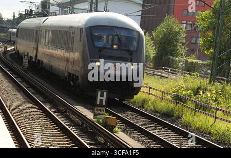 DATA RECORD NON INDICATA Eine Regionalbahn der Deutschen Bahn fährt am Bahnhof Sternschanze vorbei. Sternschanze Hamburg *** Un treno regionale della Deutsche Bahn passa per la stazione Sternschanze di Amburgo Foto Stock