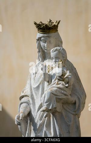 Statua (XIX secolo) della Beata Vergine Maria che tiene il bambino Gesù Cristo tra le braccia. Foto Stock