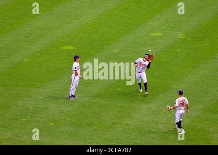 Minneapolis, Minnesota, Stati Uniti. 21 agosto 2025. JAMES OUTMAN, l'esterno destro dei Minnesota Twins, fa una presa. I Minnesota Twins e gli Athletics si affrontarono al Target Field il 21 agosto. Gli Athletics vinsero 8-3. (Credit Image: © Michael Turner/ZUMA Press Wire) SOLO PER USO EDITORIALE! Non per USO commerciale! Foto Stock