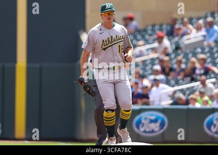 Minneapolis, Minnesota, Stati Uniti. 21 agosto 2025. NICK KURTZ, prima base dell'Athletics, sale sulla prima base per una via d'uscita. I Minnesota Twins e gli Athletics si affrontarono al Target Field il 21 agosto. Gli Athletics vinsero 8-3. (Credit Image: © Michael Turner/ZUMA Press Wire) SOLO PER USO EDITORIALE! Non per USO commerciale! Foto Stock