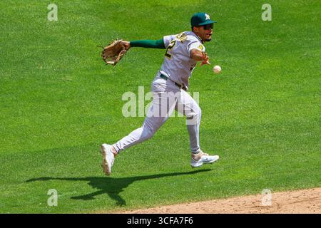 Minneapolis, Minnesota, Stati Uniti. 21 agosto 2025. L'interbase dell'atletica DARRELL HERNAIZ lancia la palla in seconda base. I Minnesota Twins e gli Athletics si affrontarono al Target Field il 21 agosto. Gli Athletics vinsero 8-3. (Credit Image: © Michael Turner/ZUMA Press Wire) SOLO PER USO EDITORIALE! Non per USO commerciale! Foto Stock