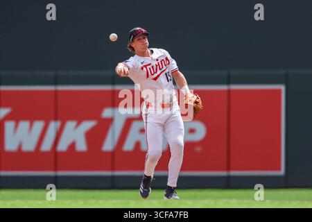 Minneapolis, Minnesota, Stati Uniti. 21 agosto 2025. Il giocatore dei Minnesota Twins LUKE KEASCHALL lancia in prima base per registrare un out in cima al secondo inning. I Minnesota Twins e gli Athletics si affrontarono al Target Field il 21 agosto. Gli Athletics vinsero 8-3. (Credit Image: © Michael Turner/ZUMA Press Wire) SOLO PER USO EDITORIALE! Non per USO commerciale! Foto Stock