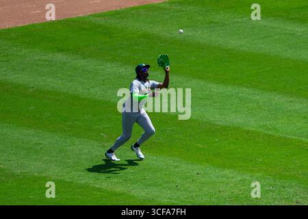 Minneapolis, Minnesota, Stati Uniti. 21 agosto 2025. LAWRENCE BUTLER, centro sportivo di atletica leggera, fa un gran colpo. I Minnesota Twins e gli Athletics si affrontarono al Target Field il 21 agosto. Gli Athletics vinsero 8-3. (Credit Image: © Michael Turner/ZUMA Press Wire) SOLO PER USO EDITORIALE! Non per USO commerciale! Foto Stock