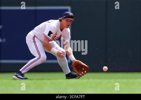Minneapolis, Minnesota, Stati Uniti. 21 agosto 2025. Il giocatore dei Minnesota Twins LUKE KEASCHALL si sposta per schierare una palla da terra in cima al secondo inning. I Minnesota Twins e gli Athletics si affrontarono al Target Field il 21 agosto. Gli Athletics vinsero 8-3. (Credit Image: © Michael Turner/ZUMA Press Wire) SOLO PER USO EDITORIALE! Non per USO commerciale! Foto Stock