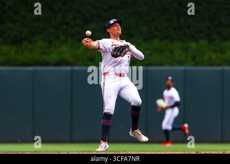 Minneapolis, Minnesota, Stati Uniti. 21 agosto 2025. BROOKS LEE, giocatore dei Minnesota Twins, si getta la schiena per registrare un out. I Minnesota Twins e gli Athletics si affrontarono al Target Field il 21 agosto. Gli Athletics vinsero 8-3. (Credit Image: © Michael Turner/ZUMA Press Wire) SOLO PER USO EDITORIALE! Non per USO commerciale! Foto Stock