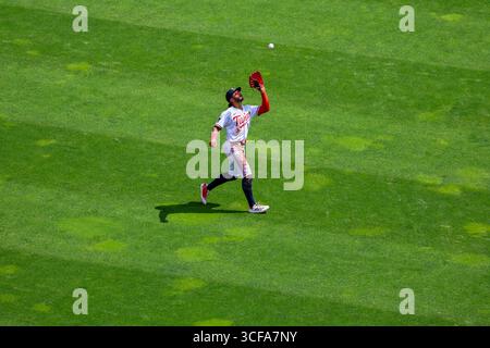 Minneapolis, Minnesota, Stati Uniti. 21 agosto 2025. Il giocatore dei Minnesota Twins AUSTIN MARTIN fa una presa nel campo sinistro. I Minnesota Twins e gli Athletics si affrontarono al Target Field il 21 agosto. Gli Athletics vinsero 8-3. (Credit Image: © Michael Turner/ZUMA Press Wire) SOLO PER USO EDITORIALE! Non per USO commerciale! Foto Stock