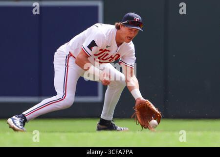 Minneapolis, Minnesota, Stati Uniti. 21 agosto 2025. Il giocatore dei Minnesota Twins LUKE KEASCHALL schiera una palla da terra in cima al secondo inning. I Minnesota Twins e gli Athletics si affrontarono al Target Field il 21 agosto. Gli Athletics vinsero 8-3. (Credit Image: © Michael Turner/ZUMA Press Wire) SOLO PER USO EDITORIALE! Non per USO commerciale! Foto Stock