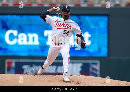 Minneapolis, Minnesota, Stati Uniti. 21 agosto 2025. Il lanciatore dei Minnesota Twins JOSE URENA porta un campo in cima al primo inning. I Minnesota Twins e gli Athletics si affrontarono al Target Field il 21 agosto. Gli Athletics vinsero 8-3. (Credit Image: © Michael Turner/ZUMA Press Wire) SOLO PER USO EDITORIALE! Non per USO commerciale! Foto Stock