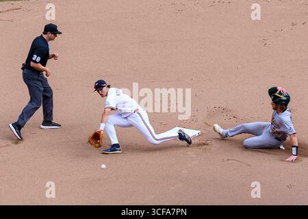 Minneapolis, Minnesota, Stati Uniti. 21 agosto 2025. La seconda base dei Minnesota Twins LUKE KEASCHALL tenta di prendere un lancio durante un tentativo di furto. I Minnesota Twins e gli Athletics si affrontarono al Target Field il 21 agosto. Gli Athletics vinsero 8-3. (Credit Image: © Michael Turner/ZUMA Press Wire) SOLO PER USO EDITORIALE! Non per USO commerciale! Foto Stock