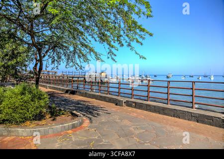 Lungomare in legno che si affaccia sul porto di Puerto Baquerizo Moreno, sull'isola di San Cristóbal, sulle isole Galápagos, Ecuador. Foto Stock