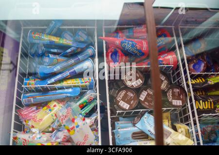 Cremona, Italia 25 luglio 2025 congelatore contenente gelati di marca multipla, tra cui le varietà Motta, Sammontana, Algida, Unilever Foto Stock