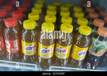 Cremona, Italia 25 luglio 2025 bottiglie di plastica di Estathe e Fuzetea, disposte in file ordinate su uno scaffale di supermercato refrigerato, offrono rinfreschi Foto Stock