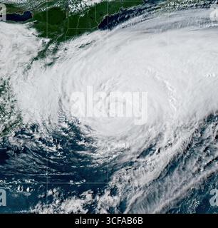 Oceano Atlantico, Stati Uniti. 21 agosto 2025. Il satellite NOAA Modis che mostra l'uragano Erin, una tempesta di categoria 2 che si muove a nord-ovest al largo della Virginia, 21 agosto 2025 nel Mar dei Caraibi. La tempesta si allontanò dalla Carolina del Nord dopo aver portato le condizioni di tempesta tropicale alle Outer Banks. Crediti: CIRA/NOAA/NOAA/Alamy Live News Foto Stock