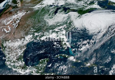 Oceano Atlantico, Stati Uniti. 21 agosto 2025. Il satellite NOAA Modis che mostra l'uragano Erin, una tempesta di categoria 2 che si muove a nord-ovest al largo della Virginia, 21 agosto 2025 nel Mar dei Caraibi. La tempesta si allontanò dalla Carolina del Nord dopo aver portato le condizioni di tempesta tropicale alle Outer Banks. Crediti: CIRA/NOAA/NOAA/Alamy Live News Foto Stock