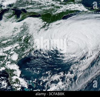 Oceano Atlantico, Stati Uniti. 21 agosto 2025. Il satellite NOAA Modis che mostra l'uragano Erin, una tempesta di categoria 2 che si muove a nord-ovest al largo della Virginia, 21 agosto 2025 nel Mar dei Caraibi. La tempesta si allontanò dalla Carolina del Nord dopo aver portato le condizioni di tempesta tropicale alle Outer Banks. Crediti: CIRA/NOAA/NOAA/Alamy Live News Foto Stock