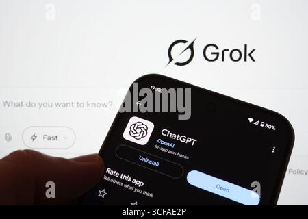 Telefono Android su Google Play che mostra l'elenco dell'app ChatGPT sullo sfondo di un marchio Grok, l'installazione e la valutazione visibili. Stafford, Regno Unito, Foto Stock