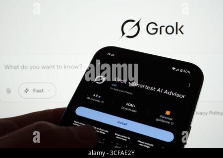 App grok su Google Play visualizzata sullo smartphone con installazione e valutazione visibili sullo sfondo del marchio Grok. Stafford, Regno Unito, 21 agosto 20 Foto Stock