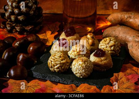 Pannocchie, castagne, patate dolci e muscatel che celebrano la castanyada in catalogna Foto Stock