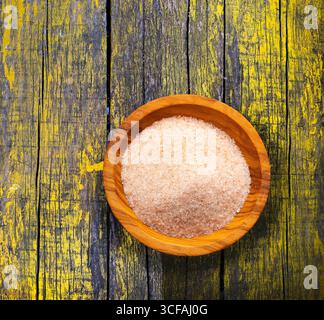 Raffinati cristalli di sale rosa dell'Himalaya in una ciotola Foto Stock