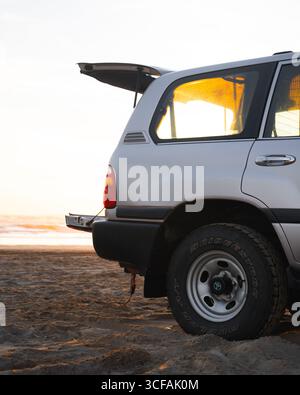 Stile Landcruiser 4WD con portellone aperto a Goolwa Beach, SA Foto Stock