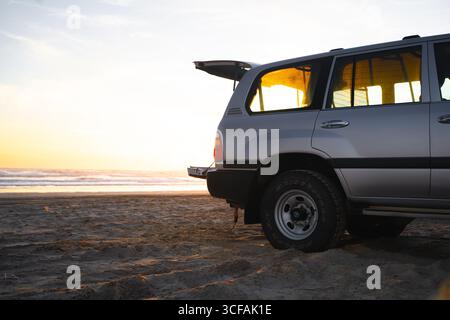 Stile Landcruiser 4WD con portellone aperto a Goolwa Beach, SA Foto Stock