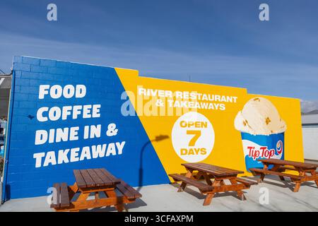 Kurow Town, nuova Zelanda, grande murale pubblicitario sulla parete del ristorante River che promuove un gelato di punta e un caffè che serve caffè da asporto Foto Stock