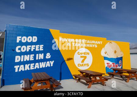 Kurow Town, nuova Zelanda, grande murale pubblicitario sulla parete del ristorante River che promuove un gelato di punta e un caffè che serve caffè da asporto Foto Stock