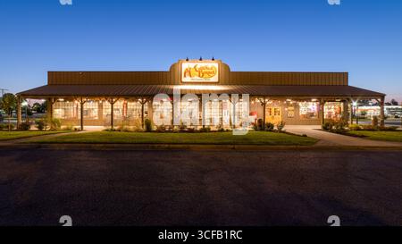 L'immagine mostra il logo originale del Cracker Barrel Old Country Store montato sulla parete esterna di un edificio. Il segno rettangolare ha un colore crema Foto Stock