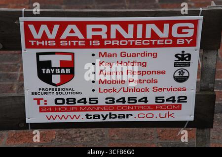 Segnale di avviso di sicurezza che visualizza i servizi del fornitore di soluzioni professionali. Redhill, Inghilterra Foto Stock