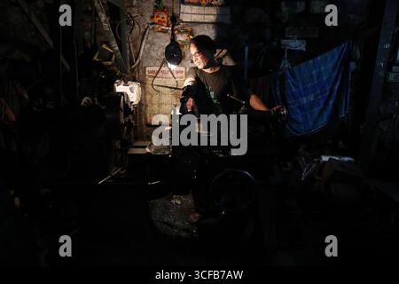 Kolkata, Bengala Occidentale, India. 21 agosto 2025. Il 21 agosto 2025 un lavoratore gestisce una macchina per realizzare diverse parti di macchinari all'interno di uno stabilimento di produzione a Kolkata, India. (Immagine di credito: © Rupak De Chowdhuri/ZUMA Press Wire) SOLO PER USO EDITORIALE! Non per USO commerciale! Foto Stock