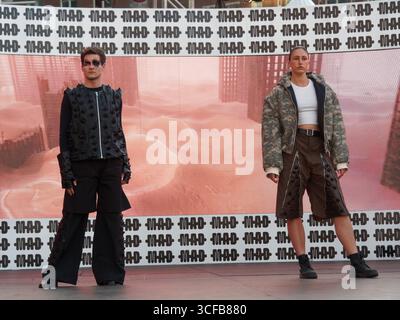 Montreal, Canada. 21 agosto 2025. Models posa sulla passerella alla sfilata Angeles Caidos tenutasi durante il M.A.D festival di Montreal. Credito; Richard Prudhomme Foto Stock