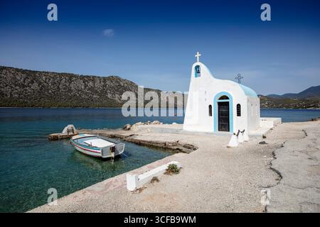 Chiesa di San Nicola in Grecia, Chiesa ortodossa greca storica con architettura tradizionale, dettagli in pietra e ambiente mediterraneo tranquillo Foto Stock