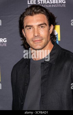 Los Angeles, Stati Uniti. 21 agosto 2025. L'attore Peter porte partecipa alla prima di Los Angeles del dramma di Harold Pinter "BETRAYAL" allo Strasberg Film Institute, Los Angeles, CA, 21 agosto 2025 Credit: Eugene Powers/Alamy Live News Foto Stock
