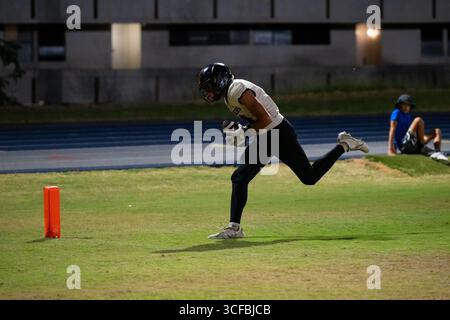 Il ricevitore di football della Campbell High School Shaison Kupka'a vide segnare un touchdown contro il Moanalua Foto Stock