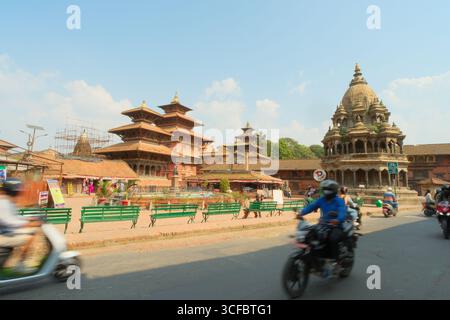 Persone che camminano tra i templi di Bhaktapur Durbar Square, Kathmandu Valley Foto Stock